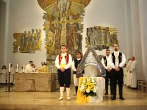 STUTTGART: Svetom misom i procesijom u kojoj su sudjelovali folkloraši i brojni ministranti završena duhovna obnova Završena duhovna obnova u Stuttartu / Foto: Fenix (Željko Cindrić)