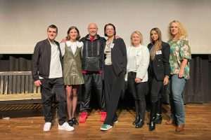 II. KAZALIŠNI DANI U MÜNCHENU: Marin Ivanović Stole svojom predstavom upozorio gledatelje na negativne posljedice konzumacije droga Marin Ivanović Stole sa domaćinima u Münchenu / Foto: Fenix (Marin Bikić)