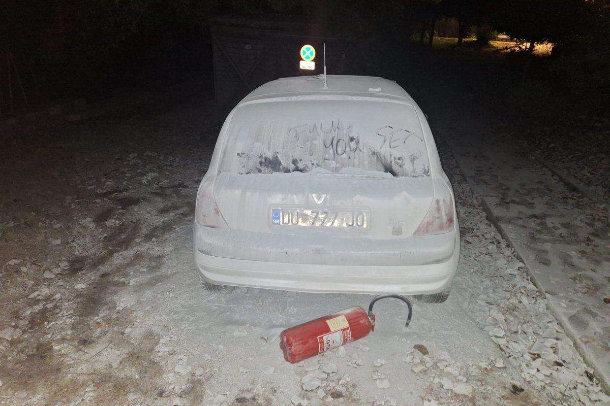 Automobil zasut vatrogasnim prahom iz vatrogasnog aparata / Foto: Fenix (SIM)