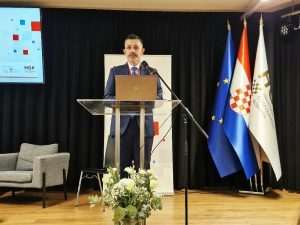 PILOT PROJEKT VLADE RH I HGK: U Beču o povratku iseljenih Hrvata u domovinu. Državni predstavnici i uspješne domaće tvrtke uvjeravali Hrvate da se isplati vratiti Potpredsjednik HGK T. Radoš/ Foto: S. Herek