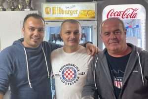 PRIMOPREDAJA U WIESBADENU: SV Hajduk Wiesbaden dobio preuređeno igralište s umjetnom travom Članovi Hajduka Wiesbaden / Foto: Fenix (SIM)