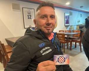 PRIMOPREDAJA U WIESBADENU: SV Hajduk Wiesbaden dobio preuređeno igralište s umjetnom travom Predsjednik Hajduka Wiesbaden Dražen Puljić sa članskom iskaznicom Hajduka Wiesbaden / Foto: Fenix (SIM)