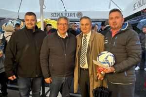 PRIMOPREDAJA U WIESBADENU: SV Hajduk Wiesbaden dobio preuređeno igralište s umjetnom travom Vditelj HKM Wiesbaden fra Kristijan Montina, gradonačelnik Wiesbadena Wiesbadena Gert-Uwe Mende, generalni konzul Vedran Konjevod i predsjednik Hajduka Wiesbaden Dražen Puljić / Foto: Fenix (SIM)
