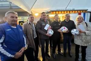 PRIMOPREDAJA U WIESBADENU: SV Hajduk Wiesbaden dobio preuređeno igralište s umjetnom travom Gradonačelnik Wiesbadena Gert Uwe-Mende sa predstavnicima klubova Hajduk Wiesbaden i Kloppenheim Wiesbaden / Foto: Fenix (SIM)