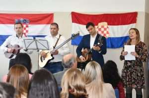 FRIEDRICHSHAFEN: Otvorene obnovljene prostorije Hrvatske kulturne udruge Velebit Detalj s otvorenja novoobnovljenih prostorija Hrvatske kulturne udruge Velebit / Foto: Fenix (Vjekoslav Pavković)