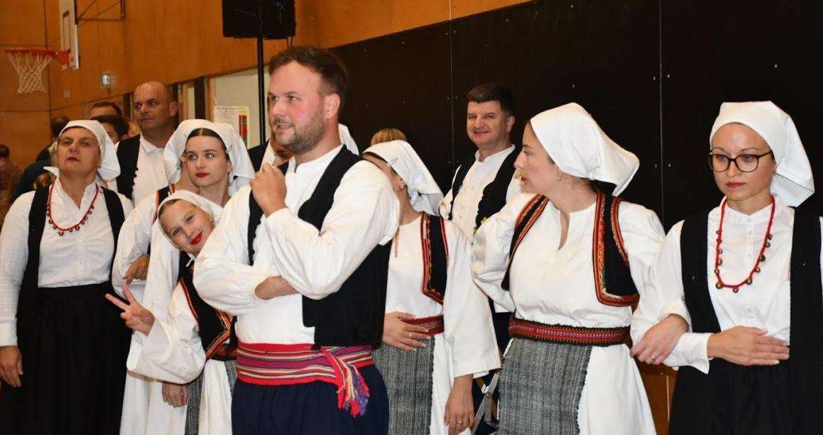 RAVENSBURG: Hrvatska tradicija na Freundschaftsfest der Nationen kroz plesove iz zapadne Hercegovine Hrvatska kulturna udruga Velebit