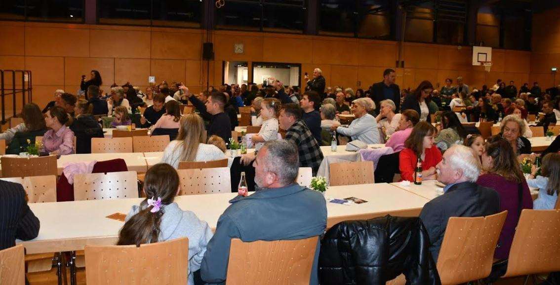 RAVENSBURG: Hrvatska tradicija na Freundschaftsfest der Nationen kroz plesove iz zapadne Hercegovine Hrvatska kulturna udruga Velebit