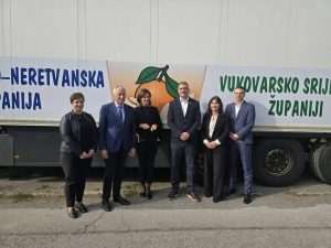 PRIJATELJSTVO KRAJNJEG JUGA I ISTOKA HRVATSKE: Kamion s 10 tona mandarina iz Dubrovačko-neretvanske županije stigao u Vukovar Mandarine su proslijeđene Caritasu Vukovarskog dekanata koji se skrbi o oko 1500 obitelji slabijeg imovinskog stanja / Foto: Fenix (SIM)