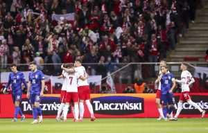 LUDA UTAKMICA U VARŠAVI: Hrvatska s 10 igrača osvojila bod, Livakoviću sporni crveni karton Poljski nogometaši slave postignuti zgoditak / Foto: Hina