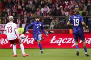 LUDA UTAKMICA U VARŠAVI: Hrvatska s 10 igrača osvojila bod, Livakoviću sporni crveni karton Na slici Joško Gvardiol, Borna Sosa, Jakub Kaminski / Foto: Hina