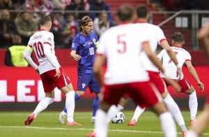 LUDA UTAKMICA U VARŠAVI: Hrvatska s 10 igrača osvojila bod, Livakoviću sporni crveni karton Poljska - Hrvatska / Foto: Hina