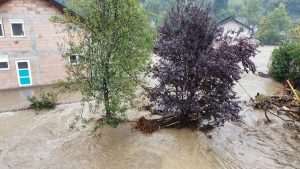 (VIDEO/FOTO)POPLAVE U BiH NAPRAVILE KATASTROFU, JABLANICU POGODIO I POTRES: Bujica odnijela 20-ak automobila, cestovne, telefonske i internetske veze su u prekidu, ugroženi ljudski životi, nastava prekinuta Poplavljeno selo Luke kod Fojnice / Foto: Anadolu
