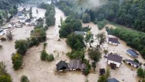 (VIDEO/FOTO)POPLAVE U BiH NAPRAVILE KATASTROFU, JABLANICU POGODIO I POTRES: Bujica odnijela 20-ak automobila, cestovne, telefonske i internetske veze su u prekidu, ugroženi ljudski životi, nastava prekinuta Poplavljeno selo Luke kod Fojnice / Foto: Anadolu