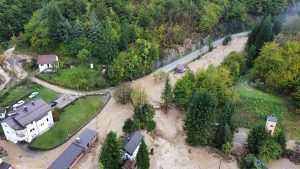 (VIDEO/FOTO)POPLAVE U BiH NAPRAVILE KATASTROFU, JABLANICU POGODIO I POTRES: Bujica odnijela 20-ak automobila, cestovne, telefonske i internetske veze su u prekidu, ugroženi ljudski životi, nastava prekinuta Poplavljeno selo Luke kod Fojnice / Foto: Anadolu