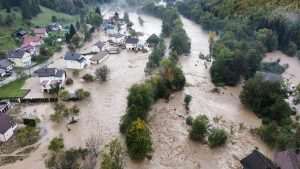 (VIDEO/FOTO)POPLAVE U BiH NAPRAVILE KATASTROFU, JABLANICU POGODIO I POTRES: Bujica odnijela 20-ak automobila, cestovne, telefonske i internetske veze su u prekidu, ugroženi ljudski životi, nastava prekinuta Poplavljeno selo Luke kod Fojnice / Foto: Anadolu