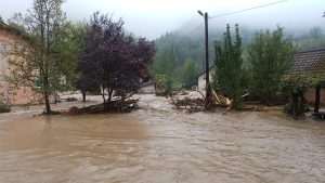 (VIDEO/FOTO)POPLAVE U BiH NAPRAVILE KATASTROFU, JABLANICU POGODIO I POTRES: Bujica odnijela 20-ak automobila, cestovne, telefonske i internetske veze su u prekidu, ugroženi ljudski životi, nastava prekinuta Poplavljeno selo Luke kod Fojnice / Foto: Anadolu
