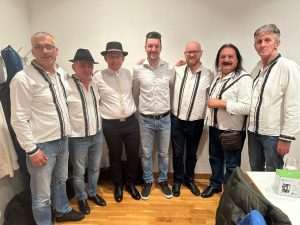 SLAVONSKA VEČER U FRANKFURTU: Slavonske lole, TS Mirakul i folkloraši iz Kelkheima oduševili nastupom u dvorani restorana Haus Goldstein Slavonske lole sa organizatorima Slavonske večeri / Foto: Fenix (SIM)