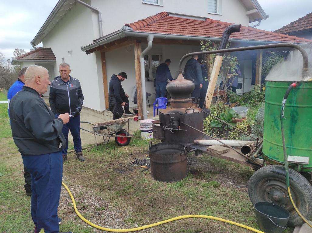 ZBOG JEDNOG OBIČAJA: Mnogim hrvatskim iseljenicima je početkom listopada posebno drago doći u Bosansku Posavinu U listopadu se u Bosanskoj Posavini pravi rakija / Foto: Fenix (Josip Mijić)