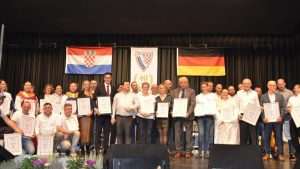 CROATIA HEILBRONN PROSLAVILA 40 GODINA POSTOJANJA: Svečana zabava uz nastup folkloraša iz Heilbronna i Stuttgarta, Eventum Banda i Mate Bulića Dobitnici priznanja na proslavin 40. obljetnice Croatije Heilbronn / Foto: CroHeilbronn
