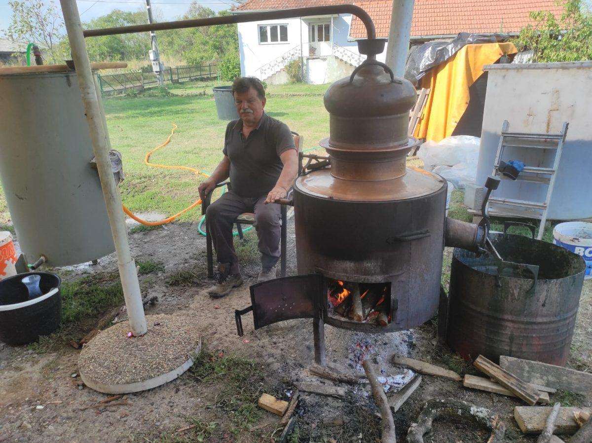 ZBOG JEDNOG OBIČAJA: Mnogim hrvatskim iseljenicima je početkom listopada posebno drago doći u Bosansku Posavinu U listopadu se u Bosanskoj Posavini pravi rakija / Foto: Fenix (Josip MIjić)