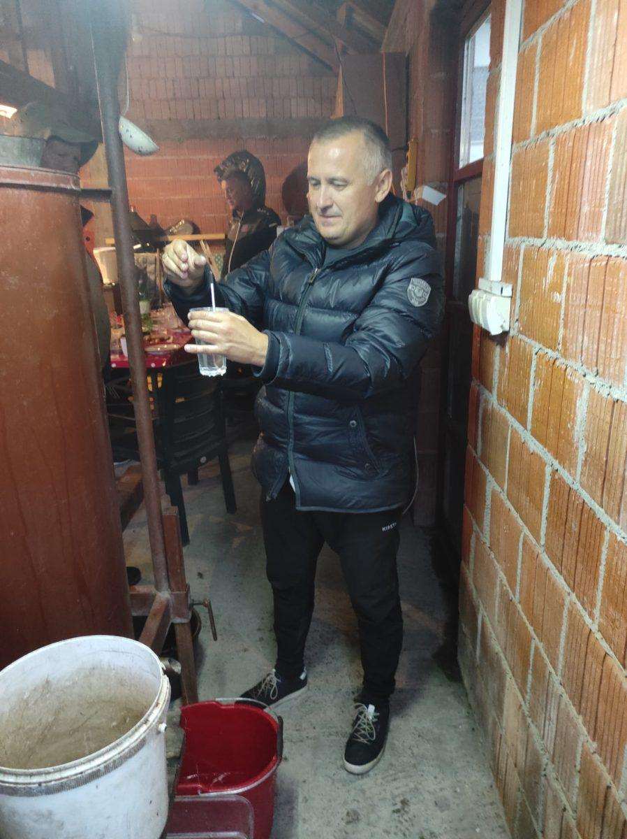 ZBOG JEDNOG OBIČAJA: Mnogim hrvatskim iseljenicima je početkom listopada posebno drago doći u Bosansku Posavinu U listopadu se u Bosanskoj Posavini pravi rakija / Foto: Fenix (Josip MIjić)