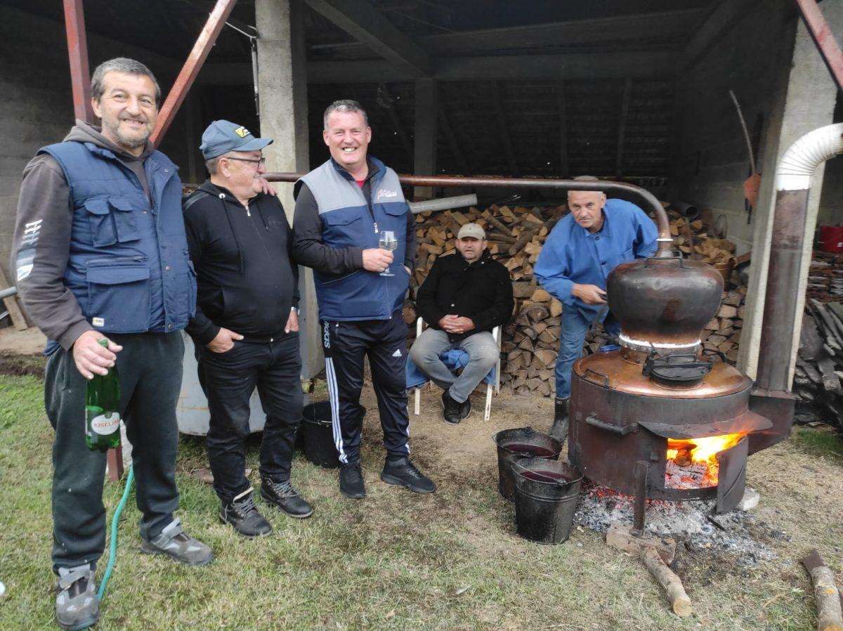 ZBOG JEDNOG OBIČAJA: Mnogim hrvatskim iseljenicima je početkom listopada posebno drago doći u Bosansku Posavinu U listopadu se u Bosanskoj Posavini pravi rakija / Foto: Fenix (Josip MIjić)