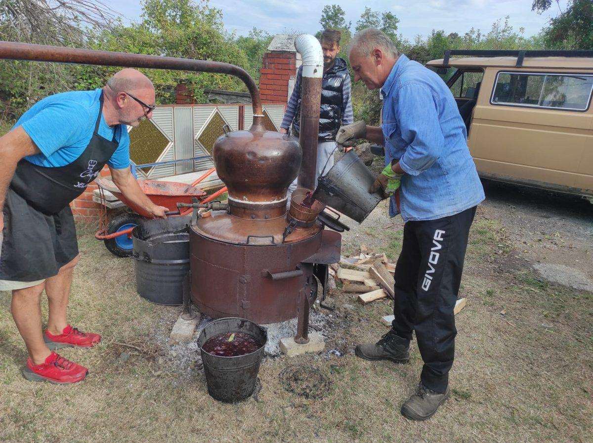 ZBOG JEDNOG OBIČAJA: Mnogim hrvatskim iseljenicima je početkom listopada posebno drago doći u Bosansku Posavinu U listopadu se u Bosanskoj Posavini pravi rakija / Foto: Fenix (Josip MIjić)