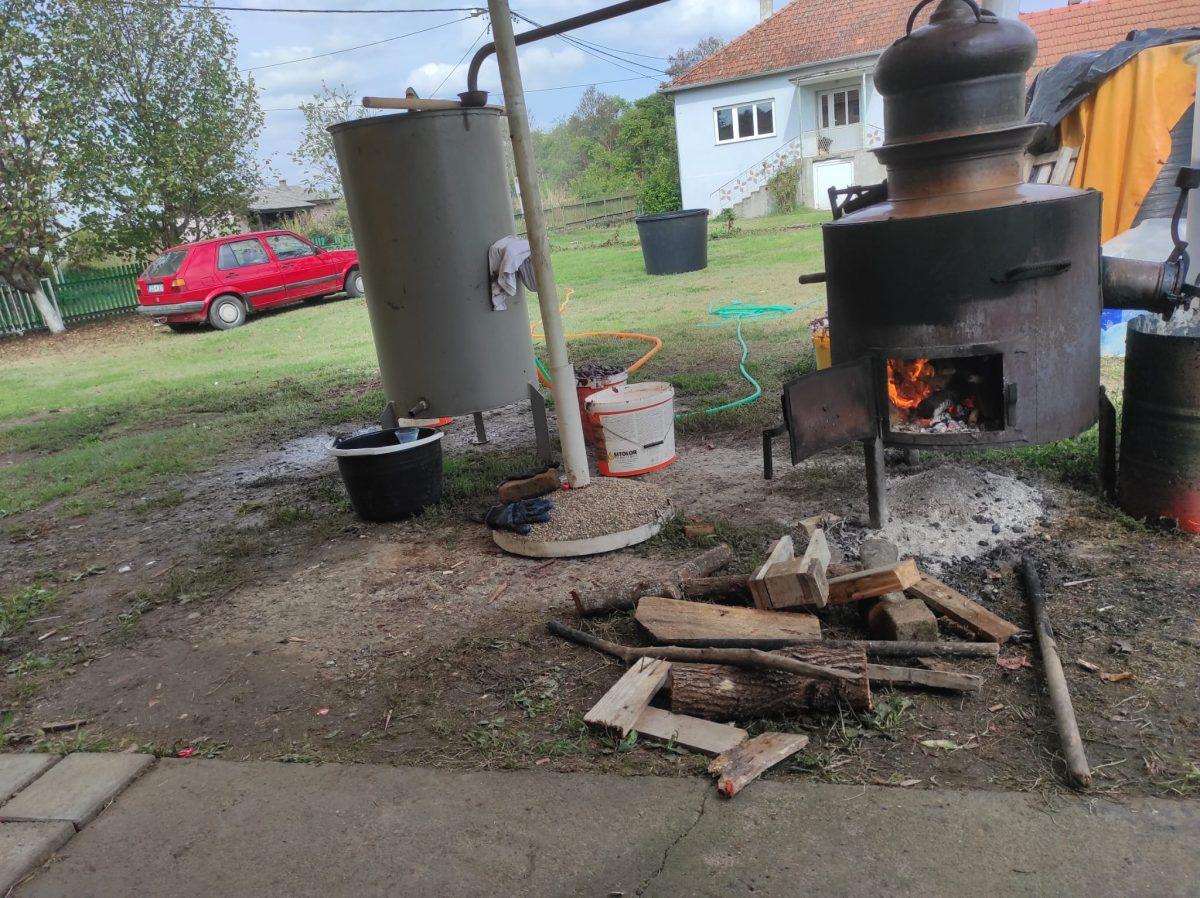 ZBOG JEDNOG OBIČAJA: Mnogim hrvatskim iseljenicima je početkom listopada posebno drago doći u Bosansku Posavinu U listopadu se u Bosanskoj Posavini pravi rakija / Foto: Fenix (Josip MIjić)