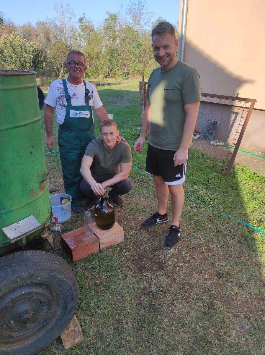 ZBOG JEDNOG OBIČAJA: Mnogim hrvatskim iseljenicima je početkom listopada posebno drago doći u Bosansku Posavinu U listopadu se u Bosanskoj Posavini pravi rakija / Foto: Fenix (Josip MIjić)