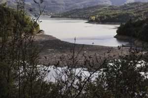 (FOTO)KATASTROFALNI PRIZORI IZ HERCEGOVINE: Velika količina smeća u Jablaničkom jezeru, traga se za još dvije osobe Velika količina smeća u Jablaničkom jezeru / Foto: Anadolu