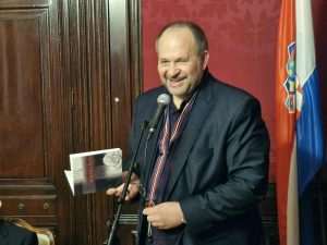 INFORMATIVNO UMJETNIČKA VEČER: U Veleposlanstvu RH u Beču “Pjesničkom riječju STOP nasilju nad ženama” Kantautor Josip Čenić