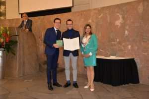 FRANKFURT/M: Boris Markić iz Hofheima među 20 dobitnika primio Nagradu grada Frankfurta za 2024. Boris Markić (u sredini) prima nagradu i priznanje / Foto: Fenix (SIM)