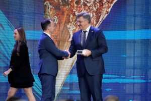 DANI HRVATSKOG TURIZMA U OPATIJI: Poreč šampion, premijer Plenković i predstavnici turističkog sektora pozvali na umjerenost cijena i priuštivosti Jadrana za domaće turiste Premijer Andrej Plenković uručuje nagradu na Danima hrvatskog turizma 2024. / Foto: HTZ