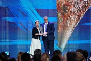 DANI HRVATSKOG TURIZMA U OPATIJI: Poreč šampion, premijer Plenković i predstavnici turističkog sektora pozvali na umjerenost cijena i priuštivosti Jadrana za domaće turiste Direktor HTZ-a Kristjan Staničić uručuje nagradu na Danima hrvatskog turizma 2024. / Foto: Hina