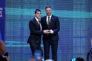 DANI HRVATSKOG TURIZMA U OPATIJI: Poreč šampion, premijer Plenković i predstavnici turističkog sektora pozvali na umjerenost cijena i priuštivosti Jadrana za domaće turiste Ministar Tonči Glavanina uručuje nagradu na Danima hrvatskog turizma 2024. / Foto: HTZ