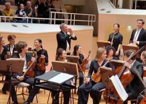 IVAN REPUŠIĆ U BERLINU: Čast je dobiti poziv od takve ustanove kao što je Karajanova akademija Glazbenici Karajanove akademije Berlinske filharmonije s dirigentom Ivanom Repušićem nakon koncerta u Berlinu / Foto: Fenix (Aleksandra Brnetić)