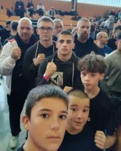 PHÖNIX CUP: Članovi Fight Cluba MK Wiesbaden osvojili 6 prvih i 2 druga mjesta u Pohlheimu Članovi Fight Cluba MK Wiesbaden sa trenerom Markom Bodrožićem / Foto: Fenix (SIM)