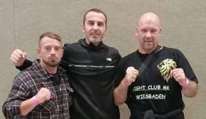 PHÖNIX CUP: Članovi Fight Cluba MK Wiesbaden osvojili 6 prvih i 2 druga mjesta u Pohlheimu Članovi Fight Cluba MK Wiesbaden sa trenerom Markom Bodrožićem (desno) / Foto: Fenix (SIM)