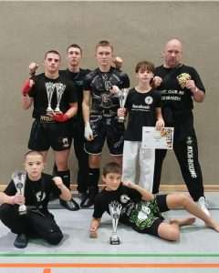 PHÖNIX CUP: Članovi Fight Cluba MK Wiesbaden osvojili 6 prvih i 2 druga mjesta u Pohlheimu Članovi Fight Cluba MK Wiesbaden sa trenerom Markom Bodrožićem / Foto: Fenix (SIM)