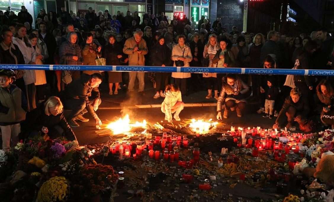 Komemoracija žrtvama tragedije ispred željezničke postaje u Novom Sadu / Foto: Anadolu