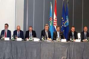 DANI HRVATSKOG TURIZMA U OPATIJI: Poreč šampion, premijer Plenković i predstavnici turističkog sektora pozvali na umjerenost cijena i priuštivosti Jadrana za domaće turiste Premijer Andrej Plenković s članovima vlade na sjednici Vijeća za upravljanje razvojem turizma / Foto: Hina