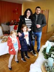 ZAJEDNIŠTVO I DOBROTA HRVATA U NJEMAČKOJ: Mala zajednica kršćana i Hrvata uspješno je organizirala izložbeni i prodajni sajam božićnih vijenaca, domaćih proizvoda, slastica, ukrasa i rukotvorina Prodajni sajam božićnih vijenaca, domaćih proizvoda, slastica, ukrasa i rukotvorina / Foto: Fenix (Željko Cindrić)