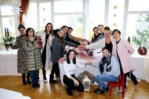 ZAJEDNIŠTVO I DOBROTA HRVATA U NJEMAČKOJ: Mala zajednica kršćana i Hrvata uspješno je organizirala izložbeni i prodajni sajam božićnih vijenaca, domaćih proizvoda, slastica, ukrasa i rukotvorina Prodajni sajam božićnih vijenaca, domaćih proizvoda, slastica, ukrasa i rukotvorina / Foto: Fenix (Željko Cindrić)