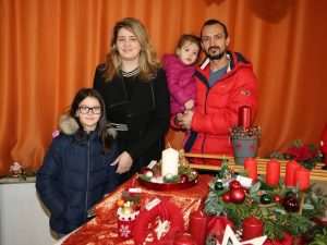 ZAJEDNIŠTVO I DOBROTA HRVATA U NJEMAČKOJ: Mala zajednica kršćana i Hrvata uspješno je organizirala izložbeni i prodajni sajam božićnih vijenaca, domaćih proizvoda, slastica, ukrasa i rukotvorina ZAJEDNIŠTVO I DOBROTA HRVATA U NJEMAČKOJ: Mala zajednica kršćana i Hrvata uspješno je organizirala izložbeni i prodajni sajam božićnih vijenaca, domaćih proizvoda, slastica, ukrasa i rukotvorina