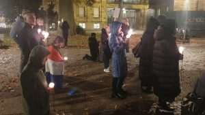 BLASFEMIČNA OPERA “SANCTA” U STUTTGARTU: “Svjedočiti vjeru - Kršćanstvo na kušnji” Skupina prosvjednika s hrvatskom zastavom u Stuttgartu / Foto: Fenix (Ivan Šarac)