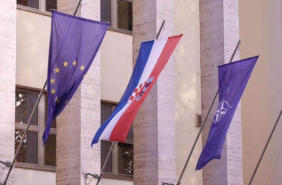 Na slici zastave Europske Unije, Republike Hrvatske i NATO-a na zgradi MORH-a (ILUSTRACIJA)/ Foto: HINA