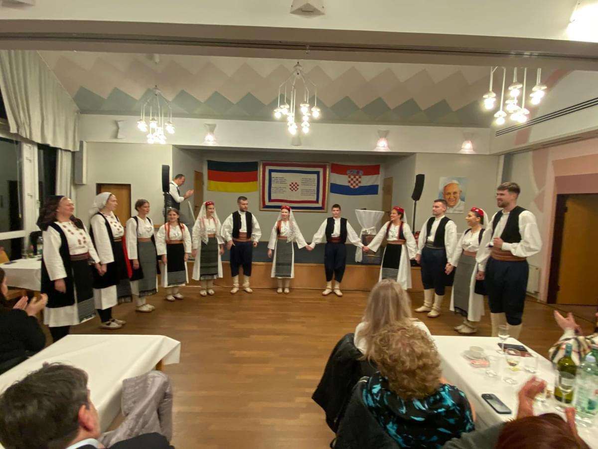 PROSLAVA MATICE HRVATSKE ZA RUHRSKO PODRUČJE: Okupio se velik broj Hrvata, bio je to spoj kulture, tradicije i zabave Folkloraši na proslavi Matice hrvatske za Ruhrsko područje / Foto: Fenix (MN)