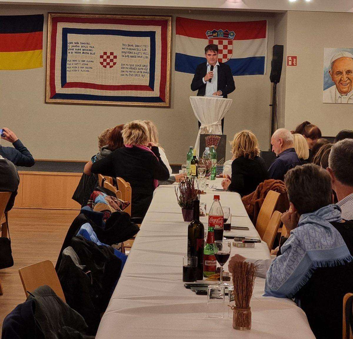 PROSLAVA MATICE HRVATSKE ZA RUHRSKO PODRUČJE: Okupio se velik broj Hrvata, bio je to spoj kulture, tradicije i zabave Folkloraši na proslavi Matice hrvatske za Ruhrsko područje / Foto: Fenix (MN)