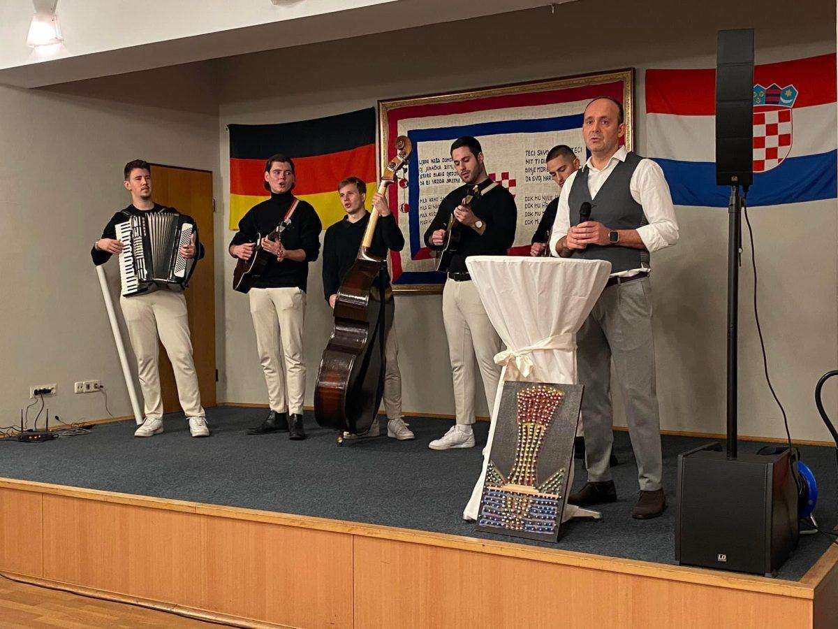PROSLAVA MATICE HRVATSKE ZA RUHRSKO PODRUČJE: Okupio se velik broj Hrvata, bio je to spoj kulture, tradicije i zabave Folkloraši na proslavi Matice hrvatske za Ruhrsko područje / Foto: Fenix (MN)