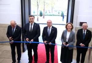 ZAGREB: Svečano otvorena obnovljena zgrada Ministarstva vanjskih i europskih poslova Hrvatske Svečano otvorenje obnovljene zgrade Ministarstva vanjskih i europskih poslova Republike Hrvatske. Obnovljenu zgradu otvorili su predsjednik Vlade Republike Hrvatske Andrej Plenković uz domaćina ministra vanjskih i europskih poslova Gordana Grlić Radmana,potpredsjednika Vlade Republike Hrvatske i ministra prostornoga uređenja, graditeljstva i državne imovine Branka Bačića i ministricu kulture i medija Ninu Obuljen Koržinek. Na fotografiji Branko Bačić, premijer Andrej Plenković, Gordan Grlić Radman, Nina Obuljen Koržinek. foto HINA/ Denis CERIĆ /dc